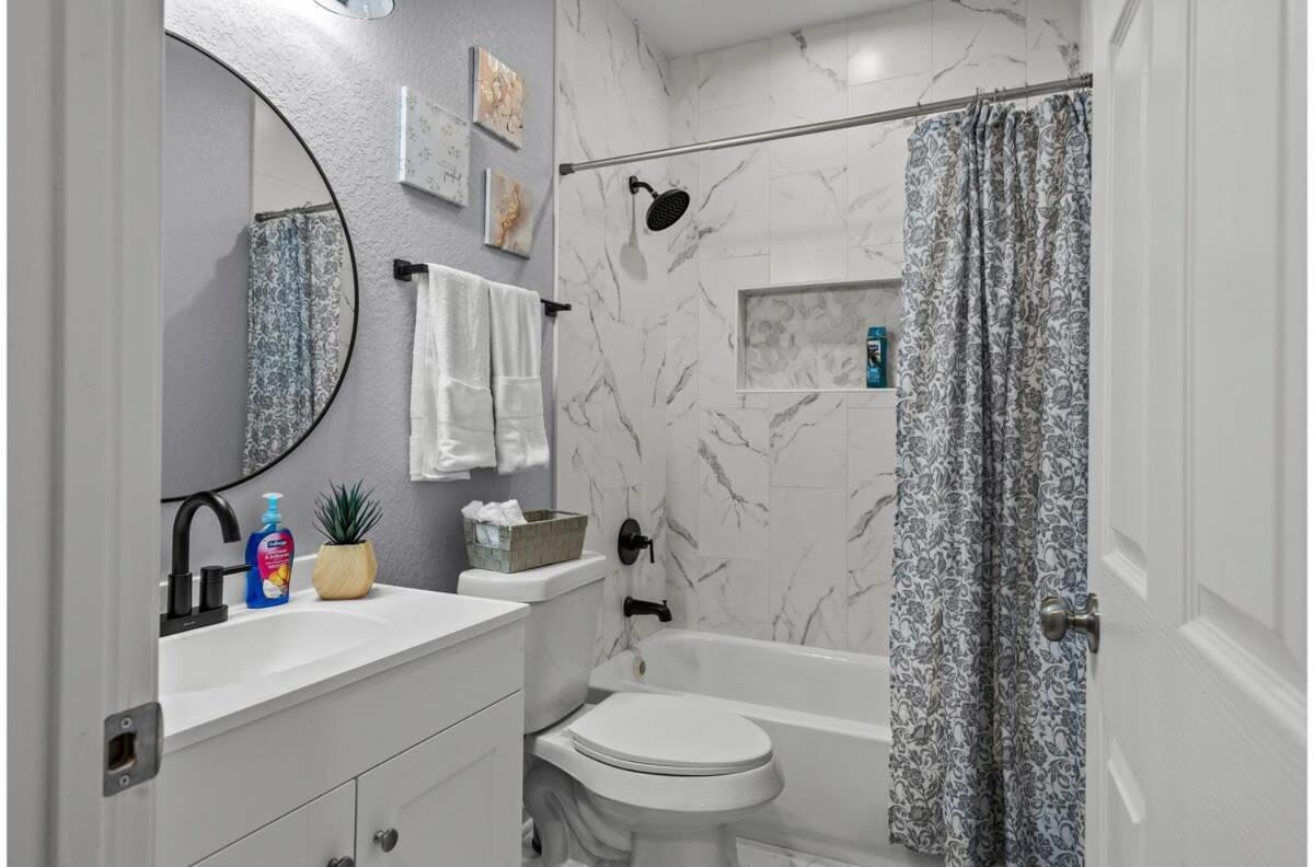 Сasa de vacaciones Retreat To A Brand-new Downtown 4br3ba *