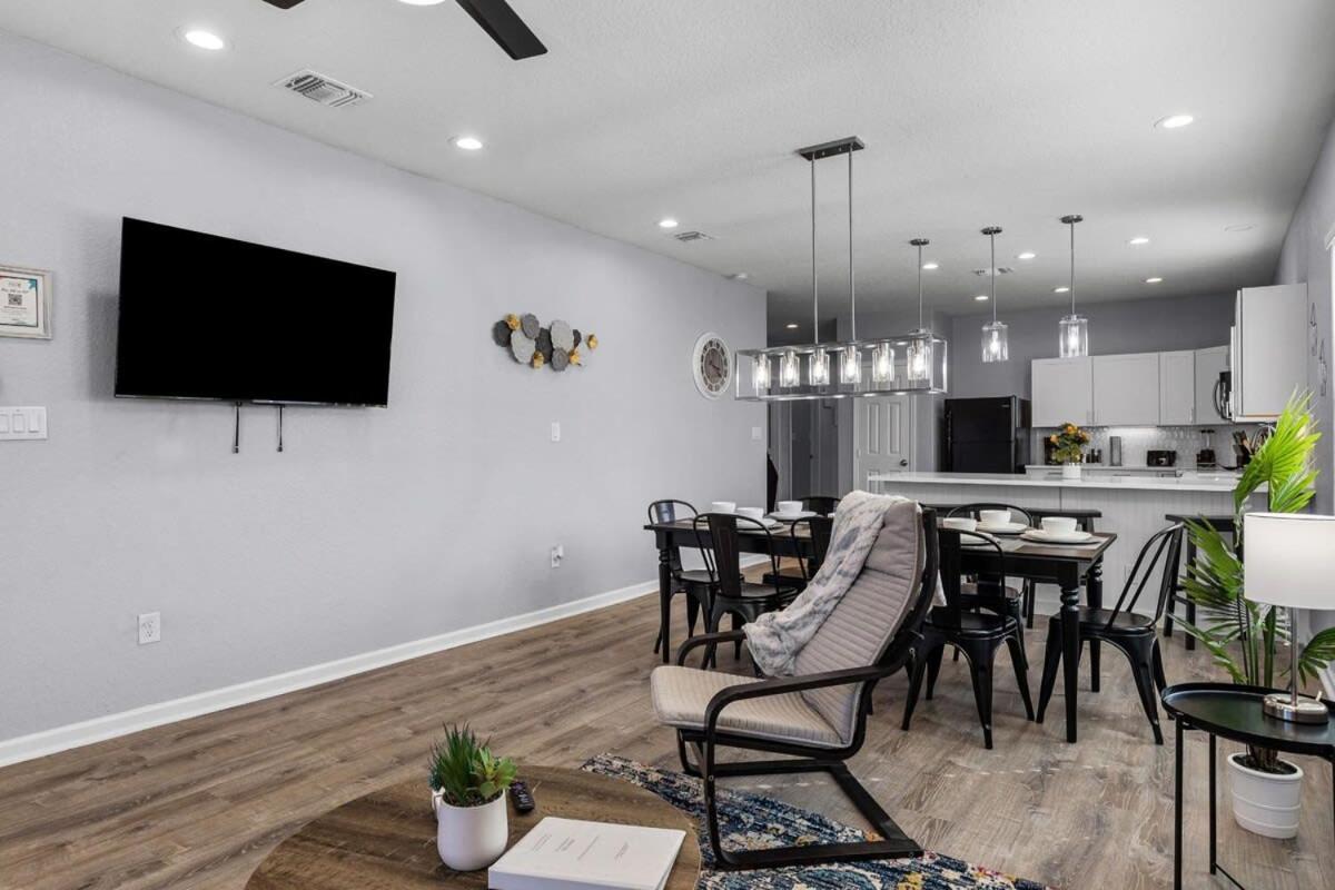 Retreat To A Brand-new Downtown 4br3ba Сasa de vacaciones San Antonio
